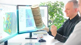 Math2Market support in a customer consultation: An employee explains the GeoDict analysis of a digital twin of a real drill core sample
